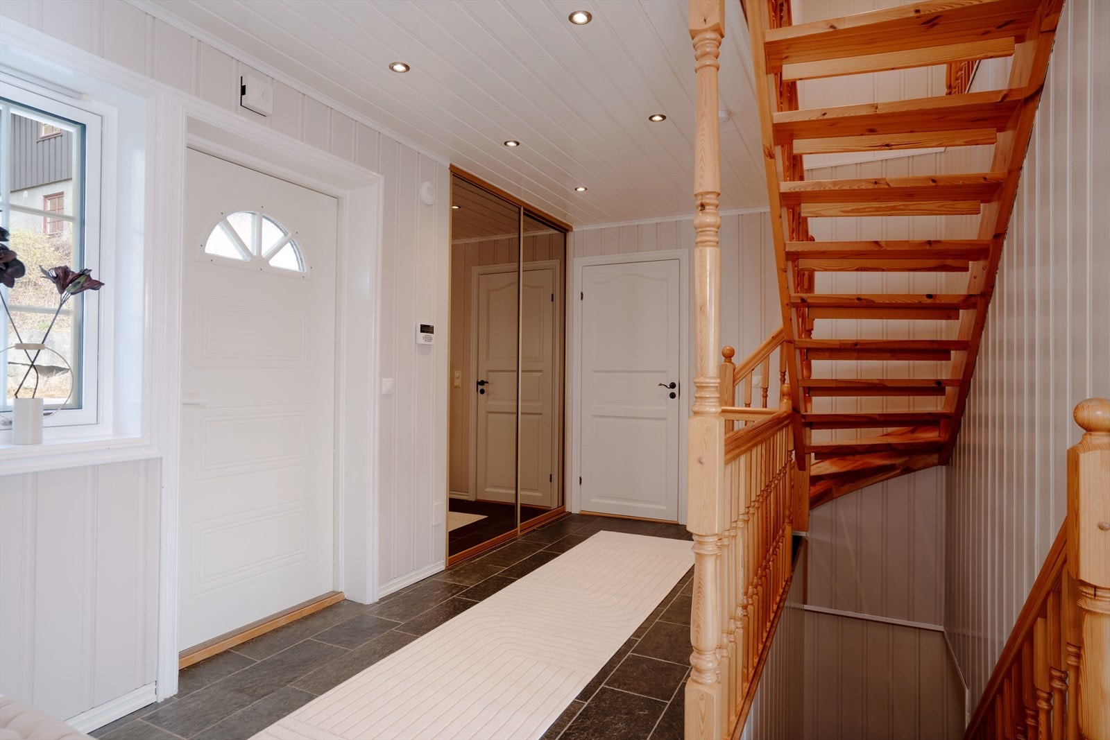 Entrén er flislagt med integrert skyvedørsgarderobe med plass til yttertøy og sko. Galleribilde