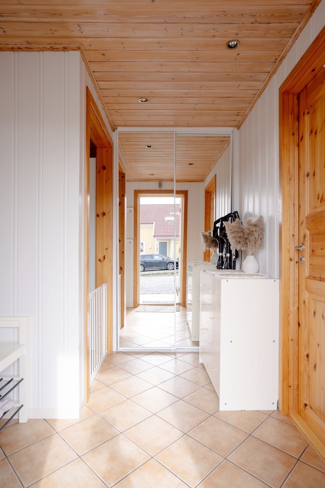 Kjelleren har egen inngang med gang, kjøkken, stue, bad og soverom. Galleribilde