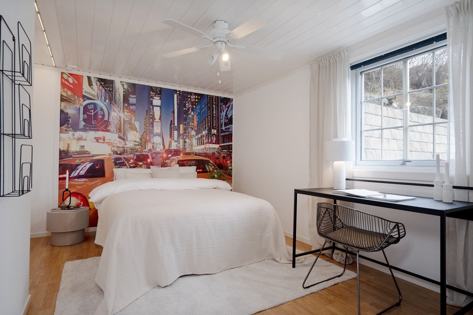Soverom 1 i kjeller er lyst og har plass til dobbeltseng, pult og garderobeløsning. Galleribilde