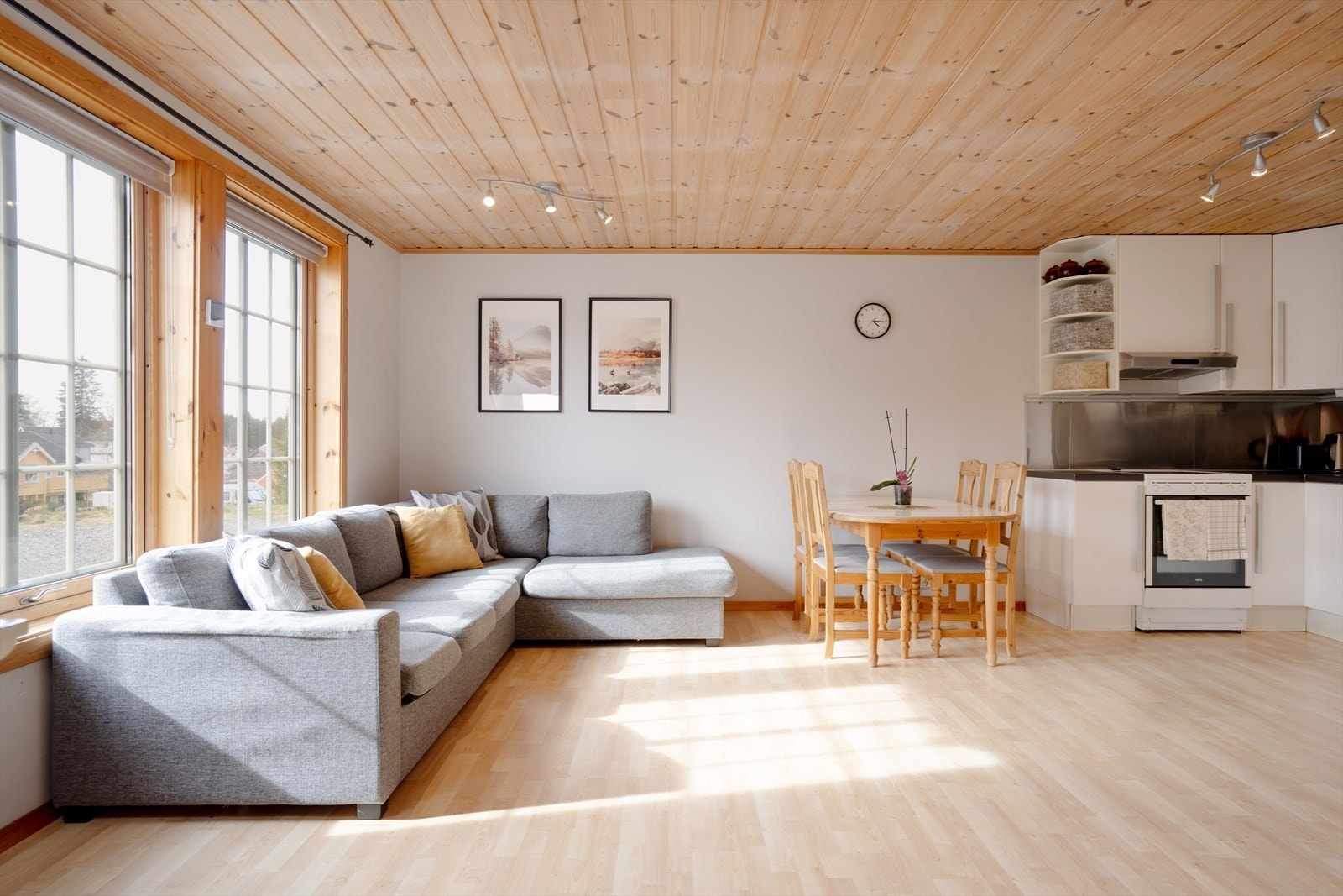 Stue/kjøkken i kjelleren. Galleribilde