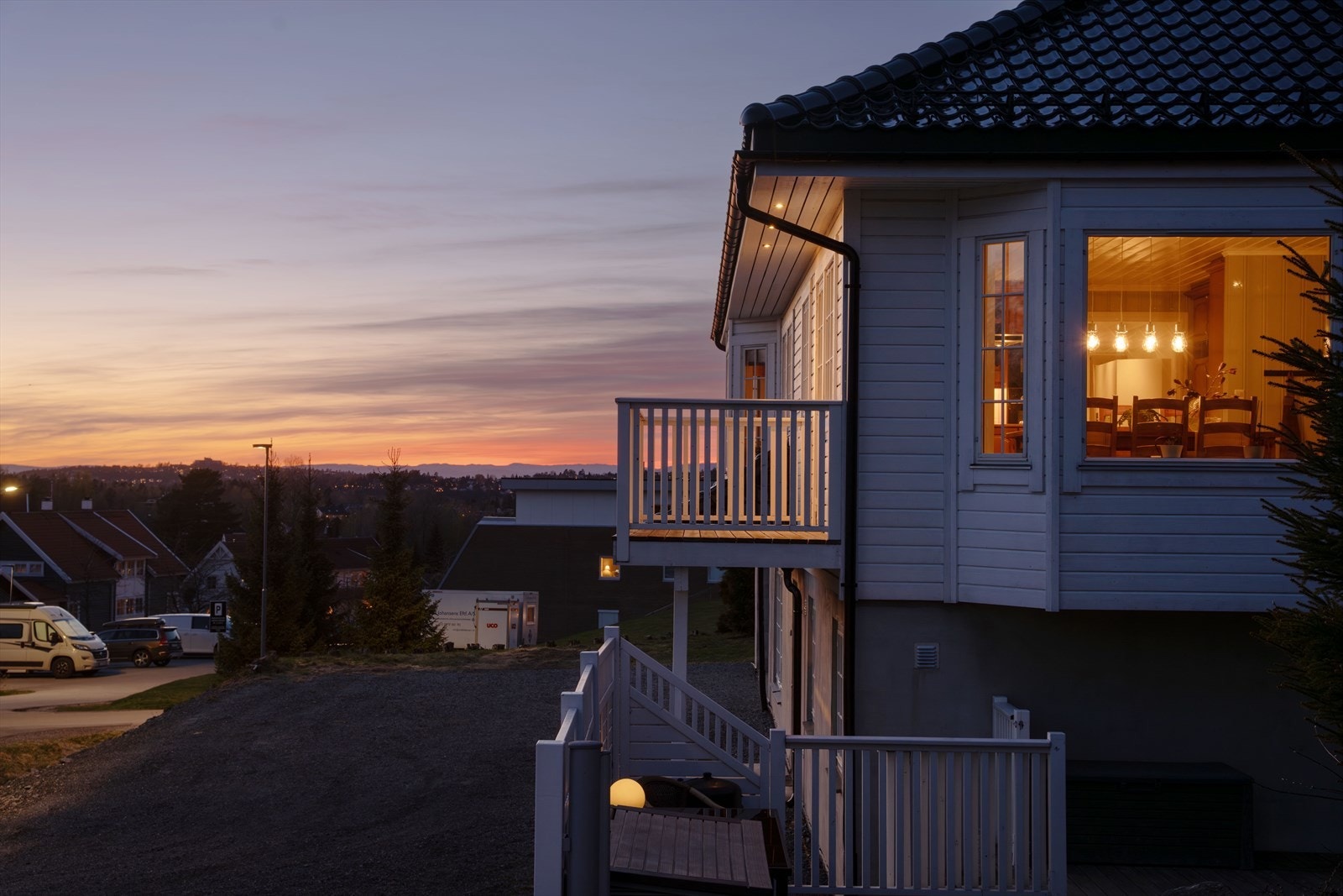 Fra kjøkkenet er det utgang til egen veranda. Galleribilde