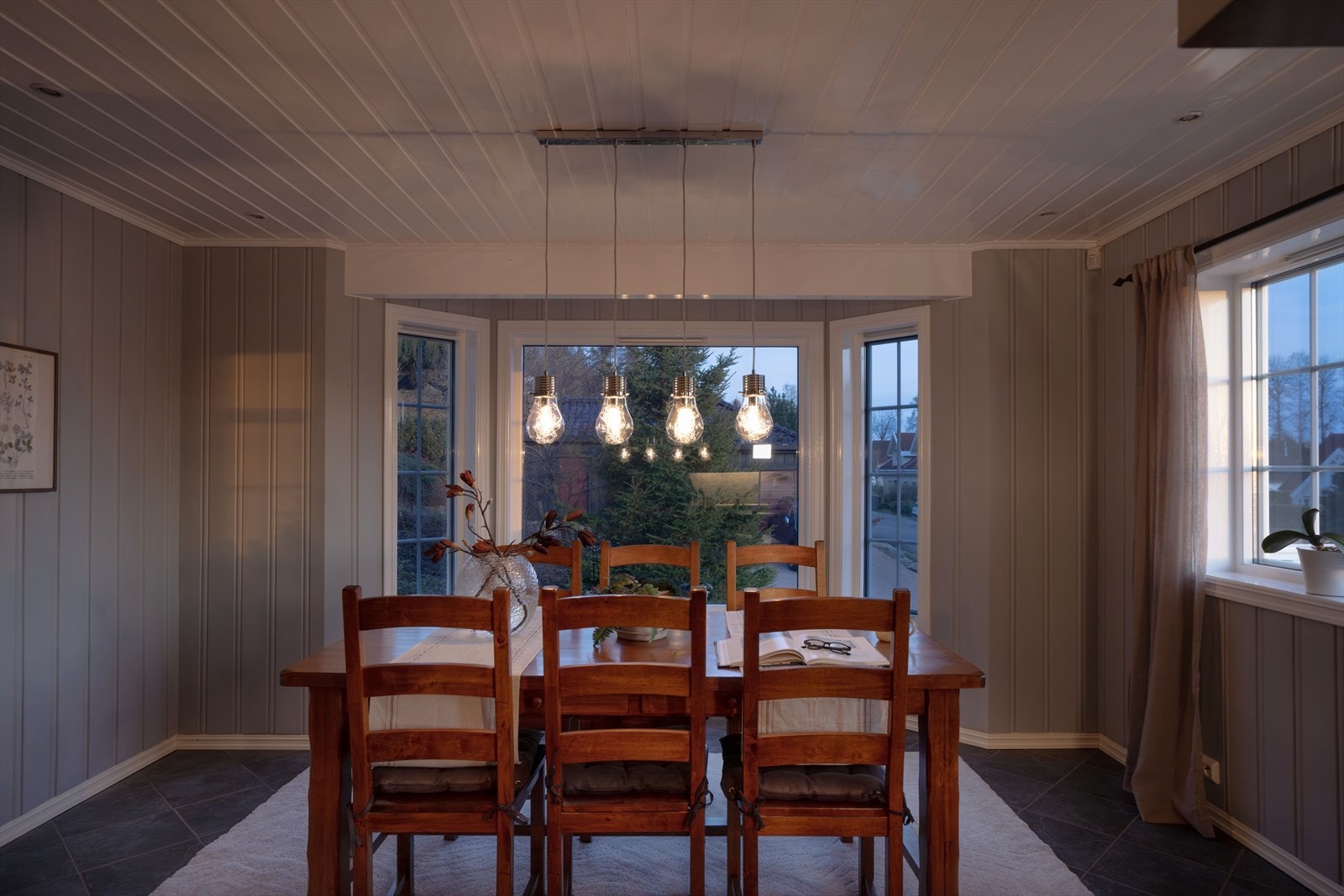 Spisestuen har åpen løsning fra kjøkkenet og har plass til bord og gjester. Galleribilde