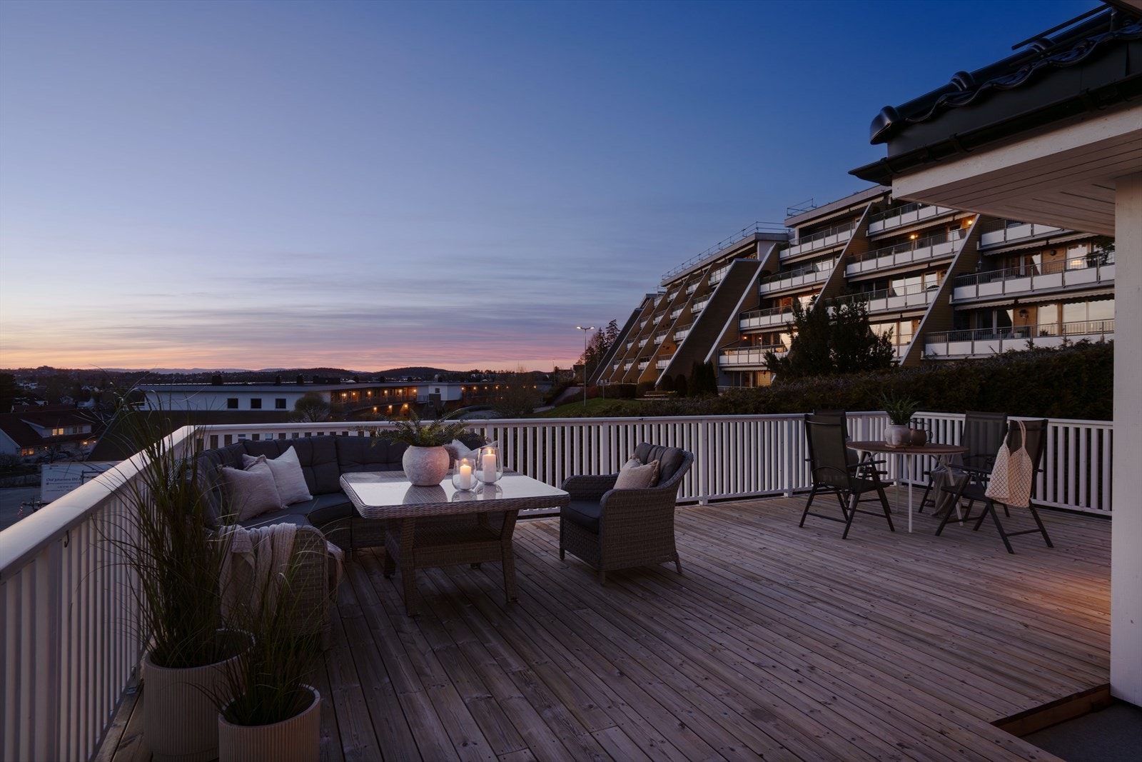 Fra stuen er det utgang til en stor terrasse med gode solforhold. Galleribilde