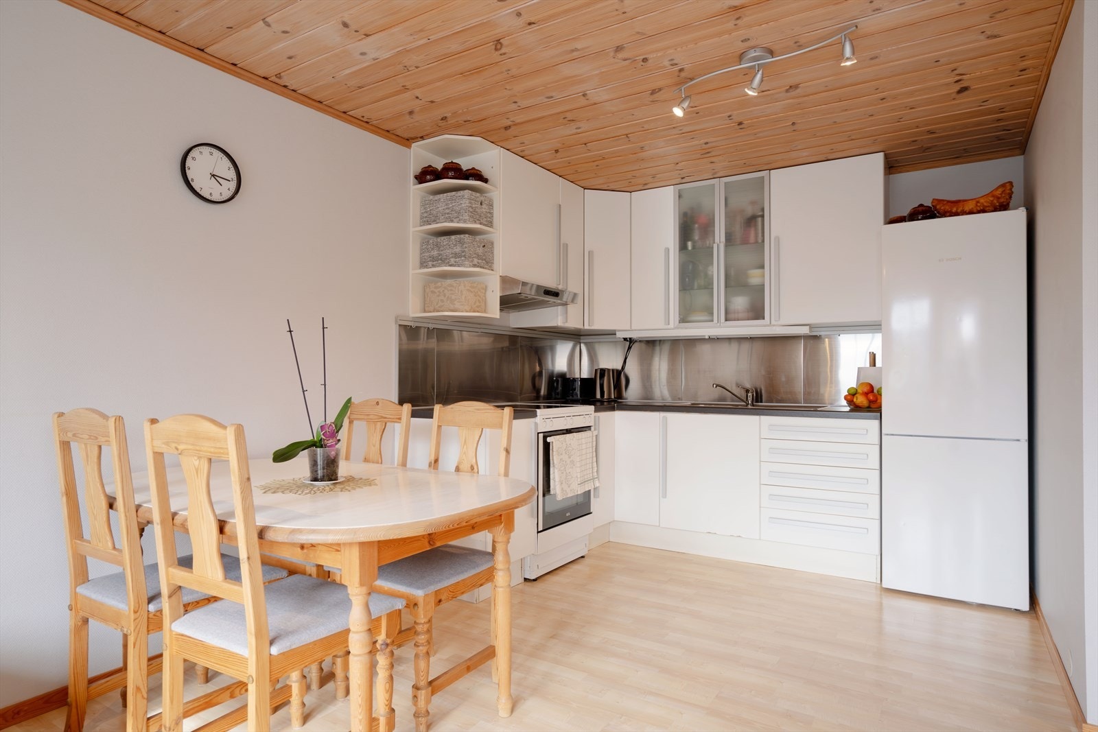 Kjøkkenet i kjelleren har over- og underskap og frittstående komfyr. Galleribilde