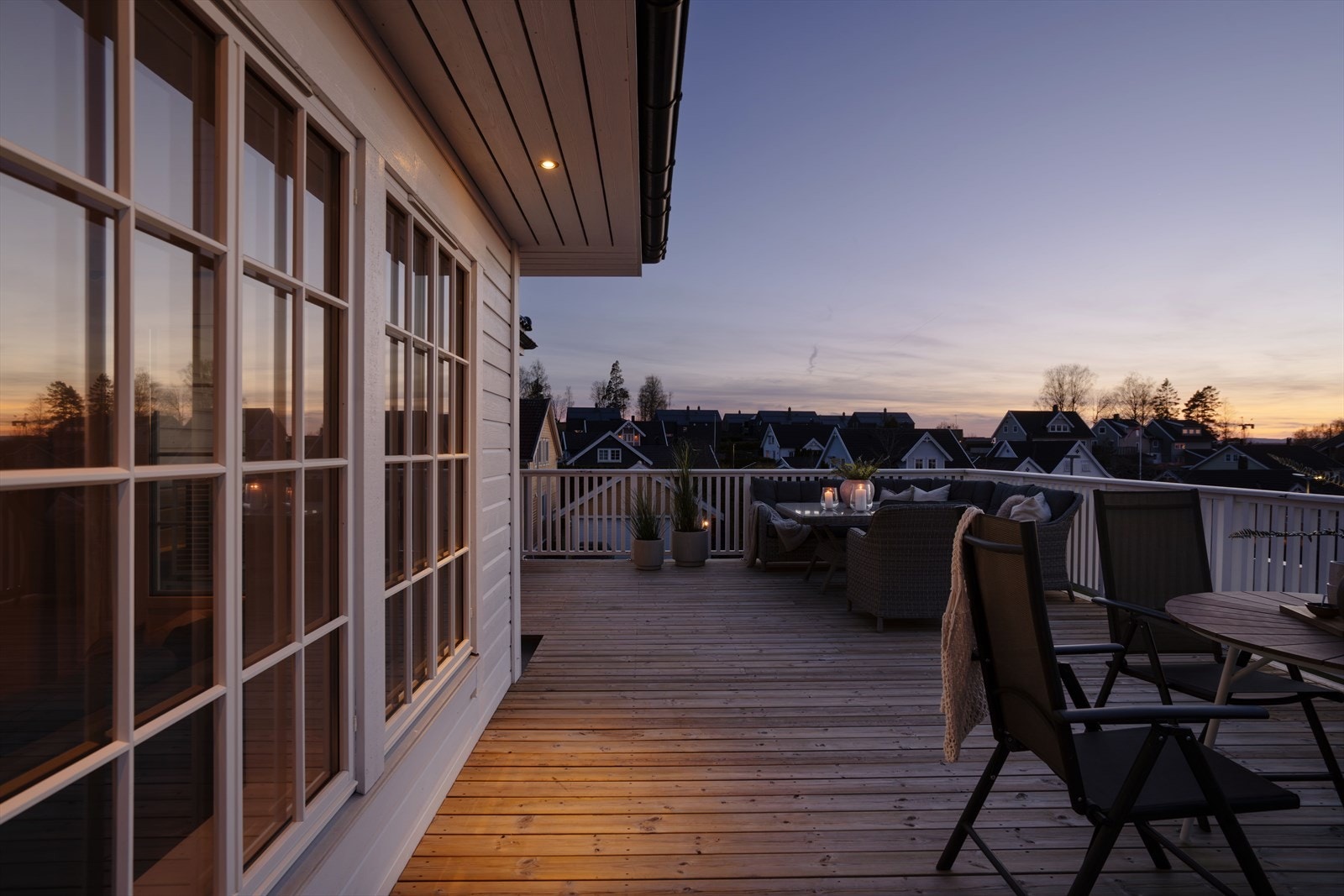 Terrassen er på ca. 44 m² hvor det er god plass til utemøbler og sosiale soner. Galleribilde