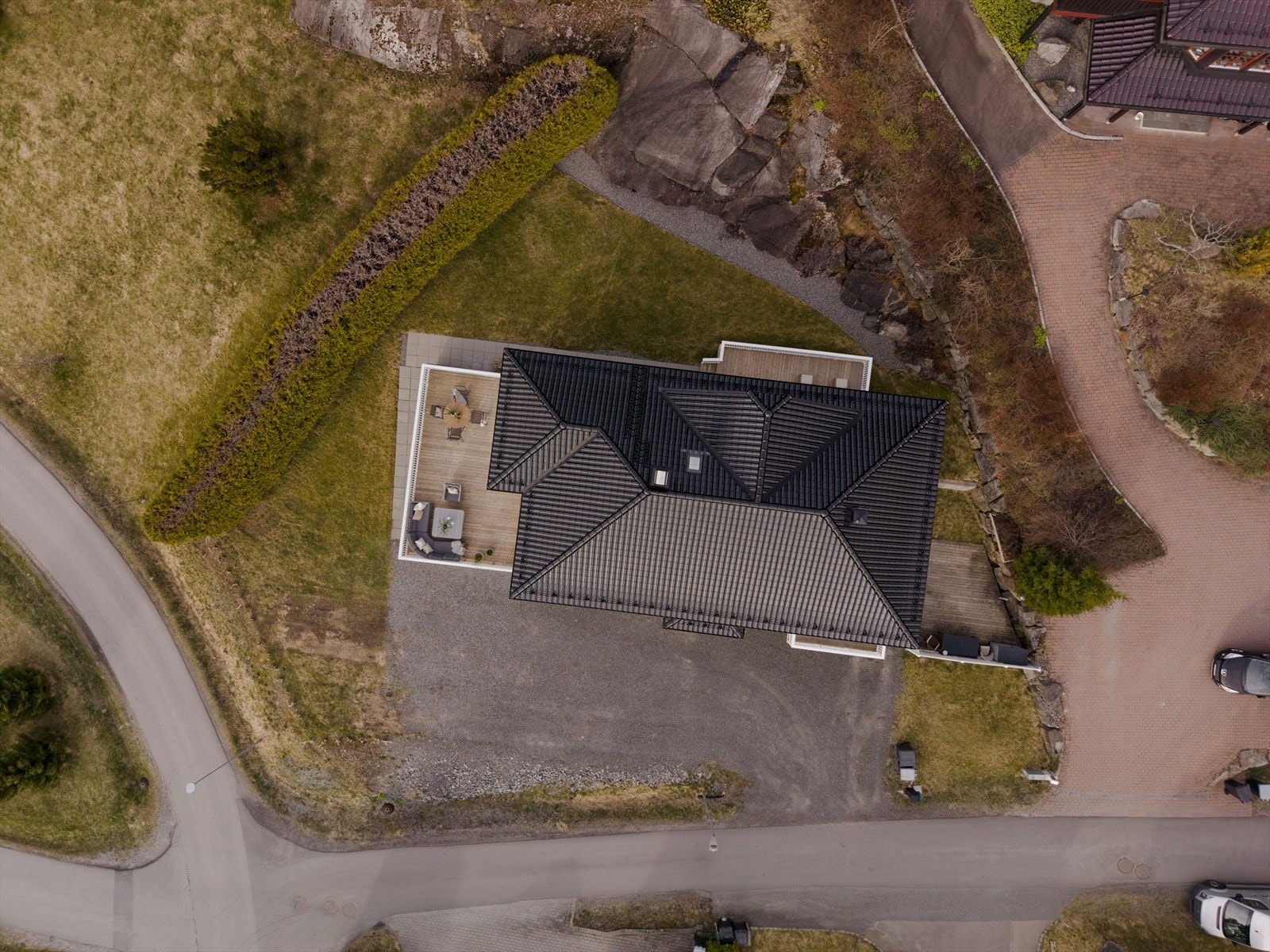 Tomten er pent opparbeidet med hage og hekk. Galleribilde