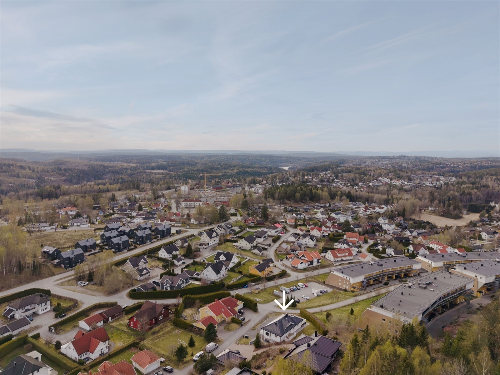 Det er kort vei til lekeplasser, moderne idrettsanlegg med fotballbaner, skøytebane, golfbane, idrettshall og svømmehall. Galleribilde
