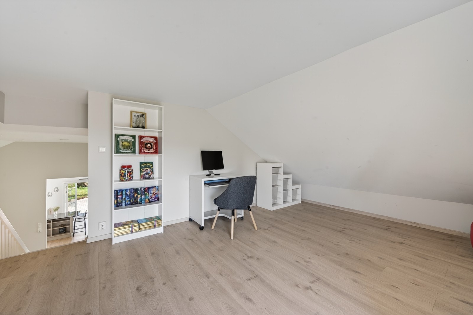 Dette er et flott rom som fungerer som en ekstra stue. Galleribilde