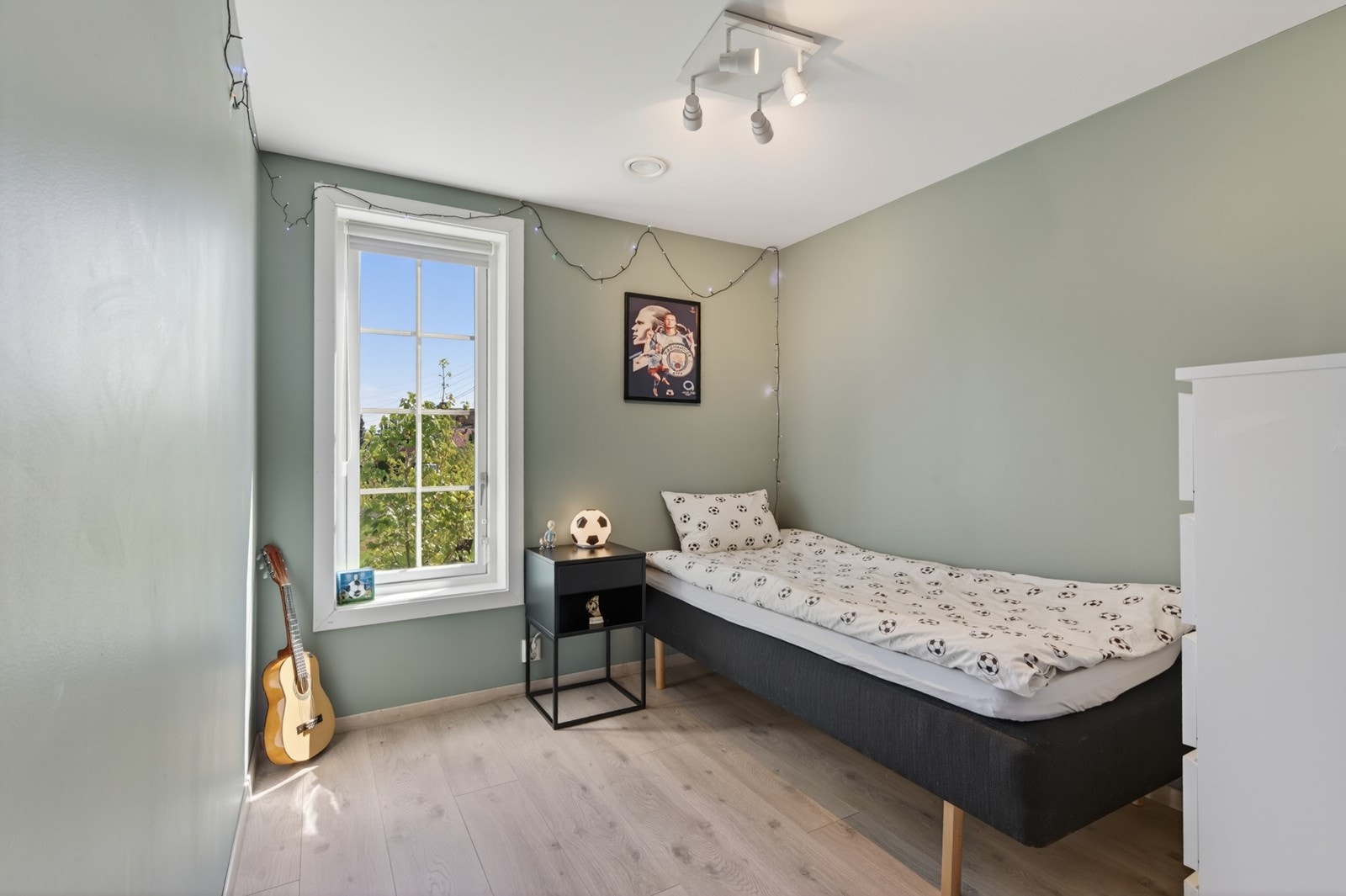 Det tredje soverommet er også av god størrelse, og har plass til ønsket soveromsmøblement. Galleribilde