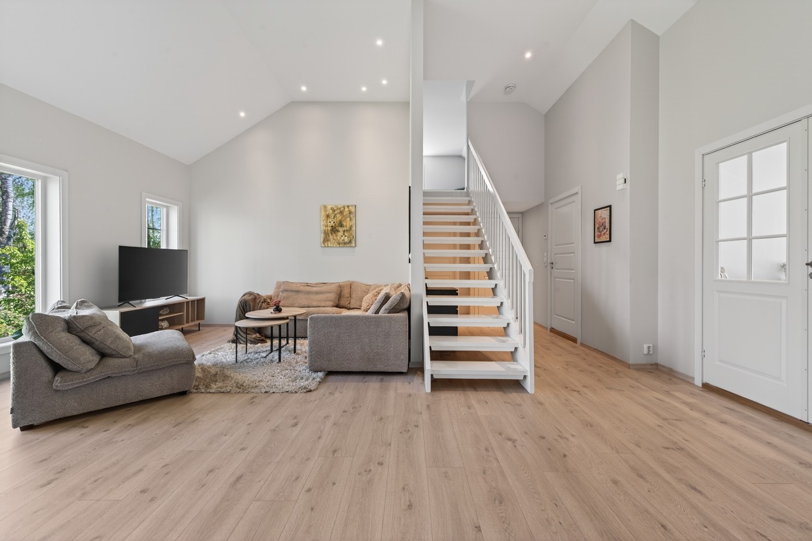 Stuen har ekstra god takhøyde på ca 4 m, noe som gir rommet en lys og luftig romfølelse. Fra stuen er det trapp opp til innredet rom i 2.etg. Galleribilde