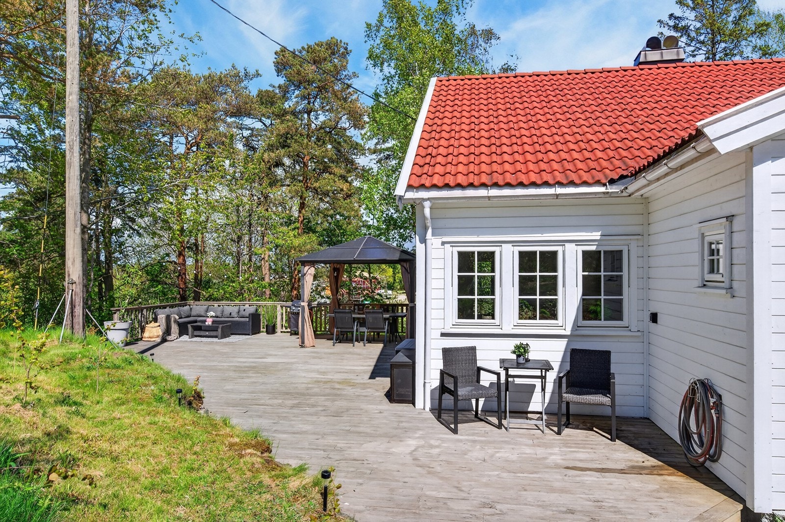 Tomten er opparbeidet med plen og heller, og ligger i et flott til. Galleribilde
