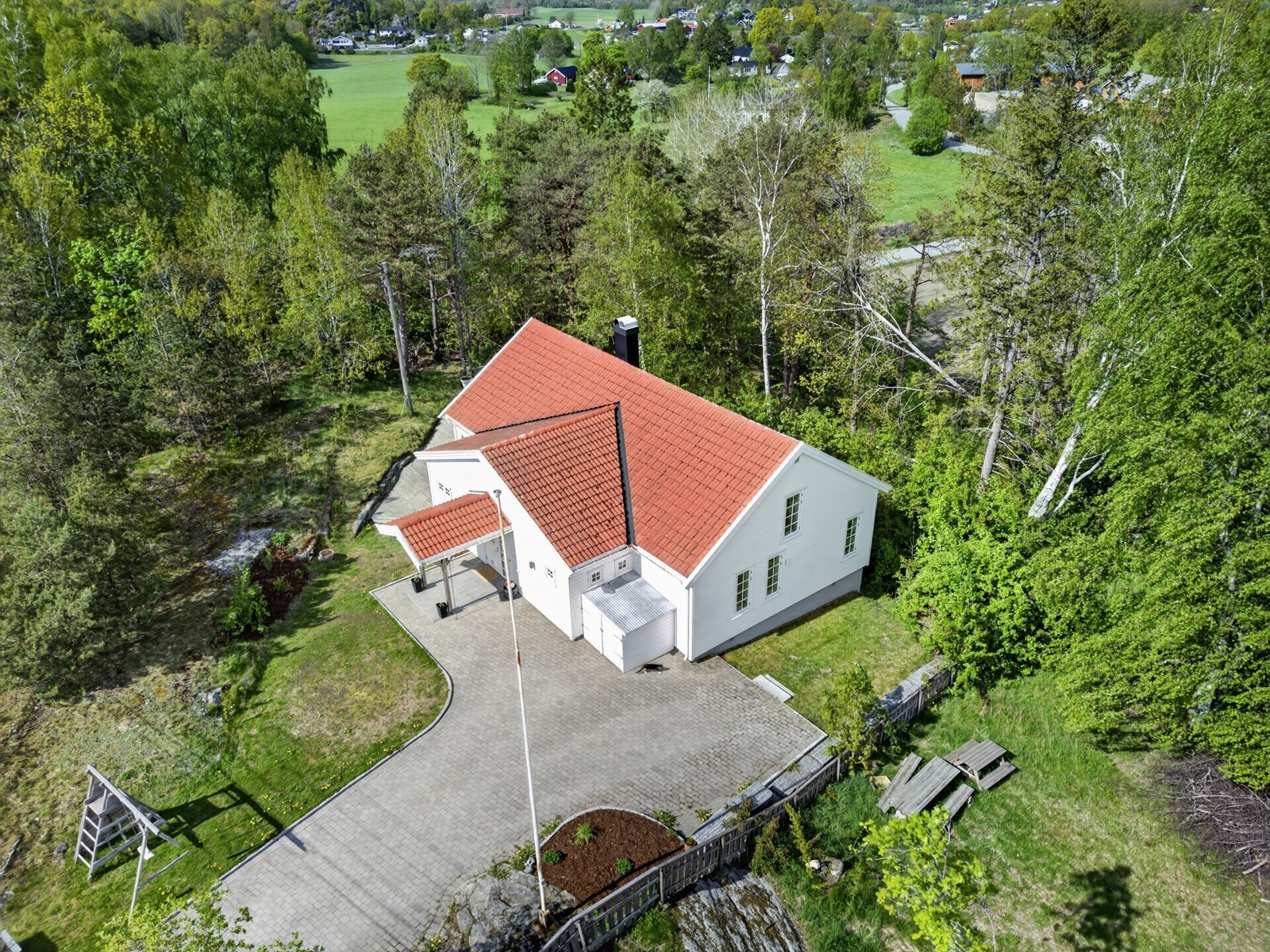 Taket er tekket med betongtakstein fra 2012. Galleribilde