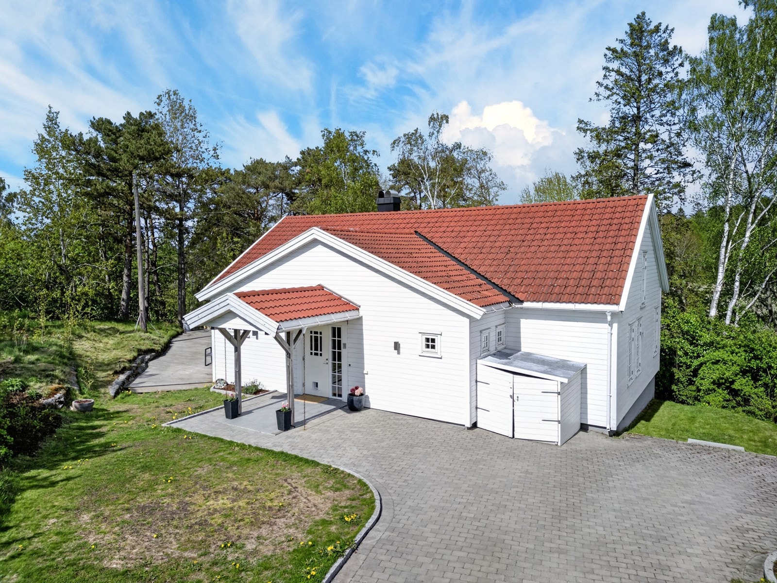 Tomten er opparbeidet med plen og heller. God plass til parkering på egen grunn. Galleribilde