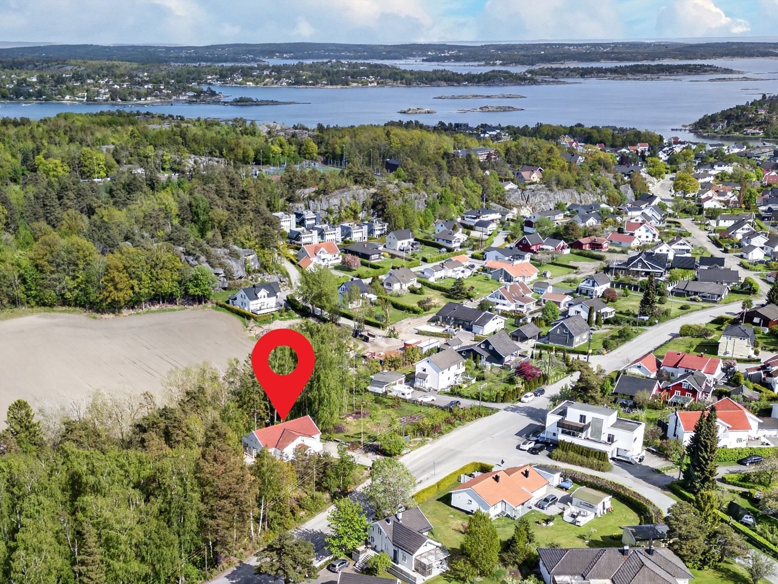 I nærheten finner du Lahellefjorden med Lahelle badeplass, som har fin sandstrand og gressbakke. Galleribilde
