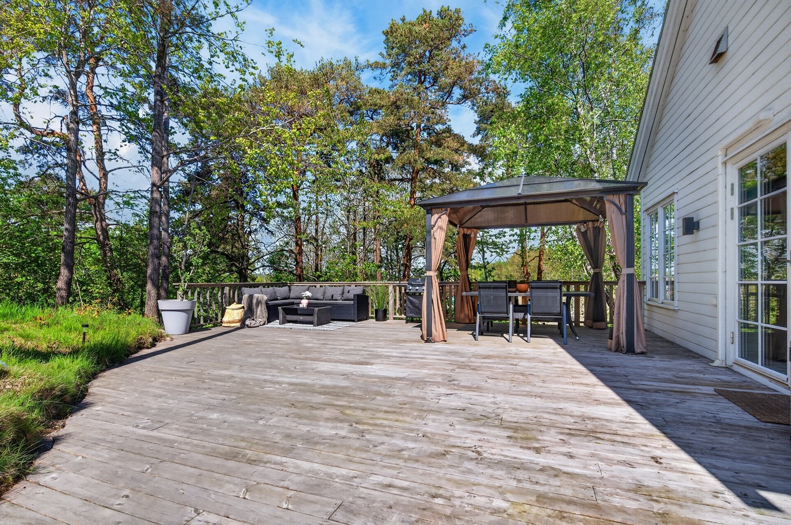 Den store terrassen er bygget i impregnert treverk og har god plass til flere sittegrupper. Galleribilde