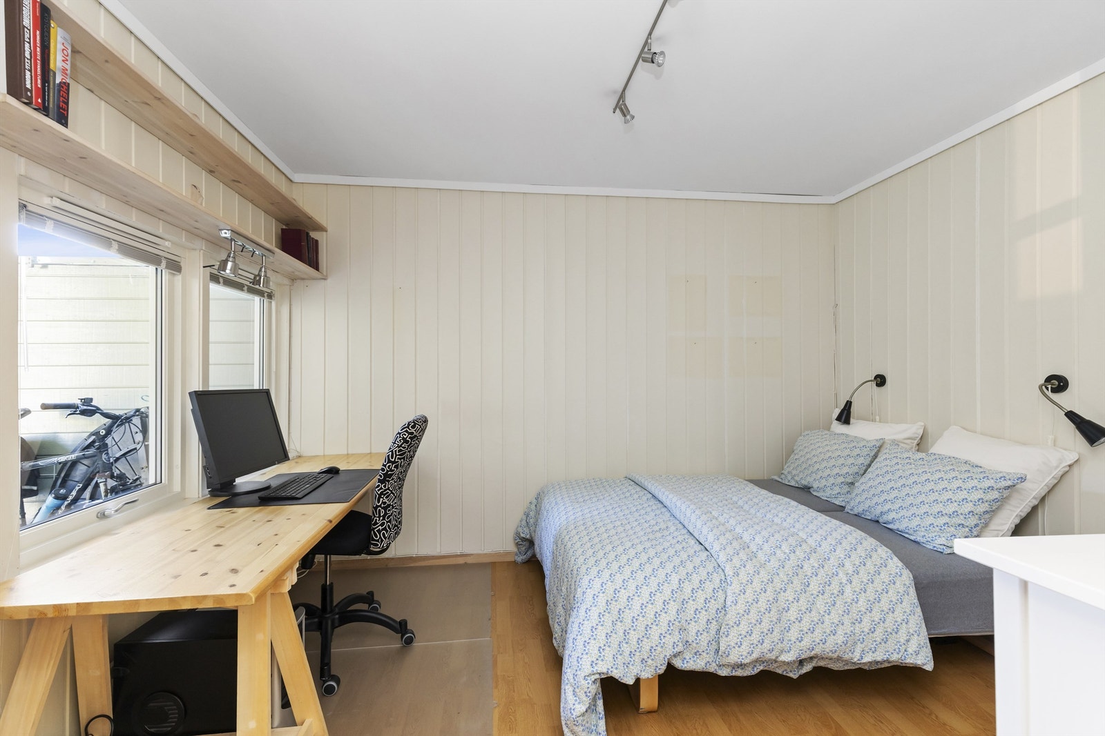 Soverom III i første etasje med plass til både seng og en praktisk arbeidsplass ved vinduet. Galleribilde