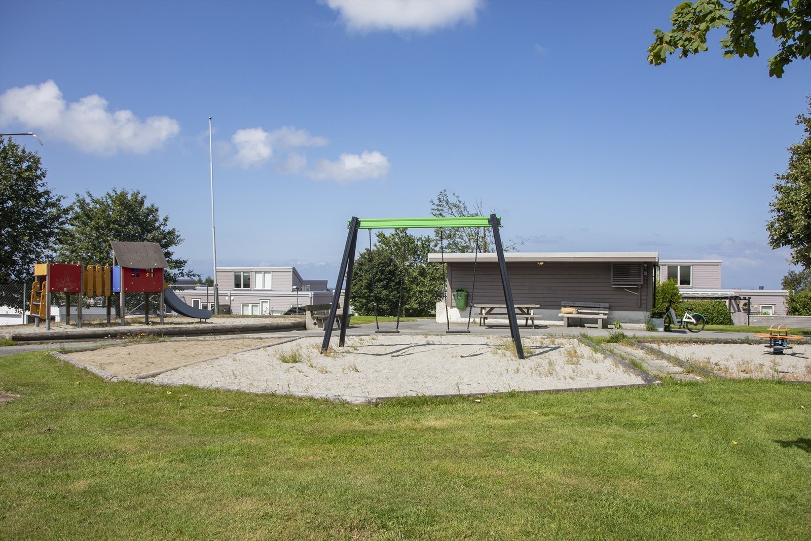 Borettslaget har trygge og fine fellesområder med lekeplass for de minste. Galleribilde