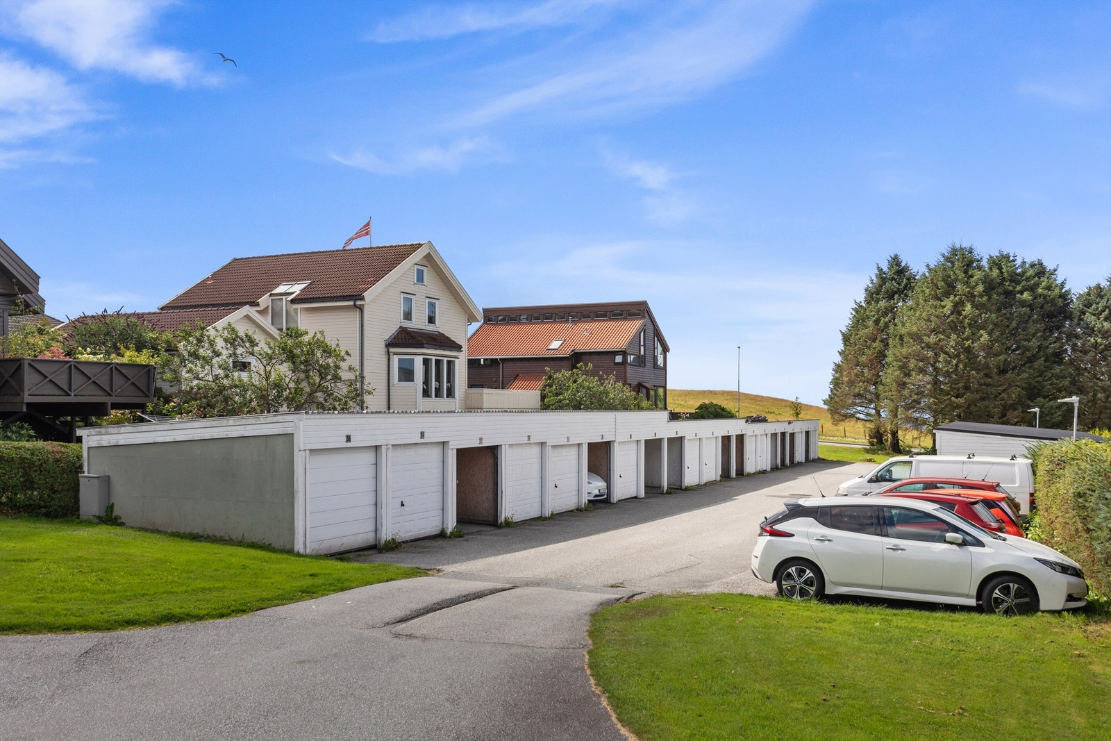 Gode parkeringsmuligheter i området i tillegg til egen garasje. Galleribilde