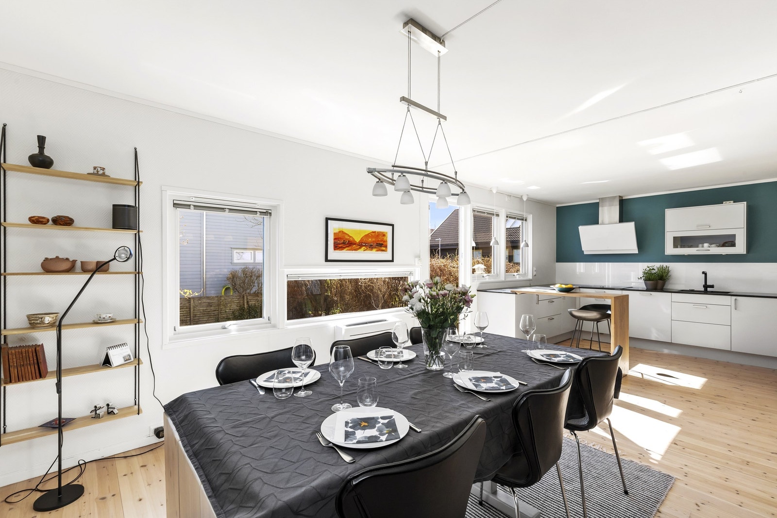 Kjøkken med god plass til spisebord. Direkte utgang til hagen(Foto: Marianne Lyse). Galleribilde