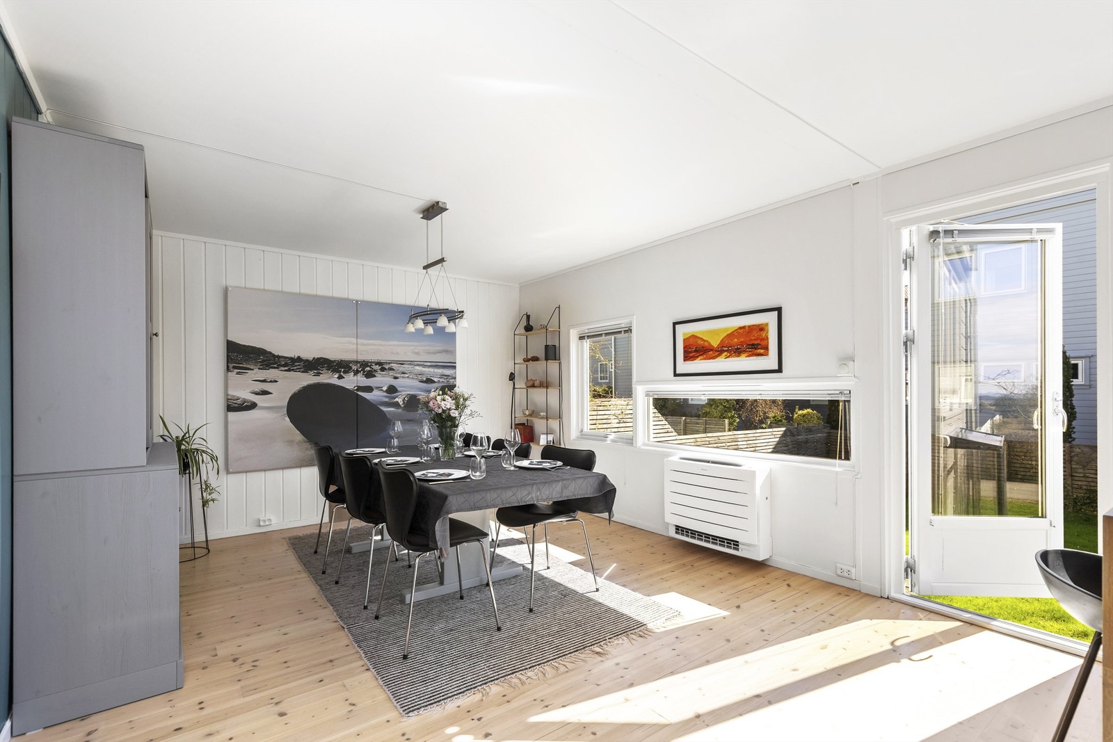 Spisestuen har plass til langbord for større selskaper. Galleribilde