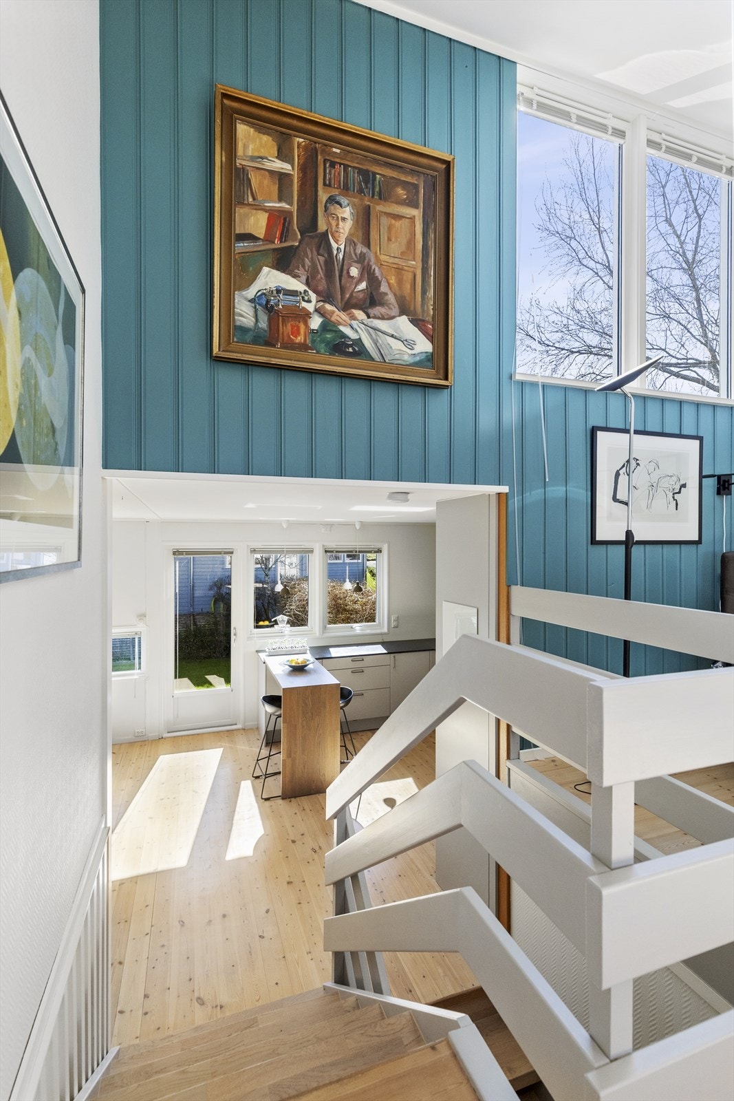 Fra toppen av trappen ser man ned mot kjøkkenet og utgangen til hagen. Galleribilde