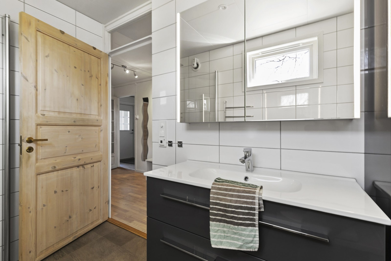 Helfliset bad med moderne innredning. Galleribilde
