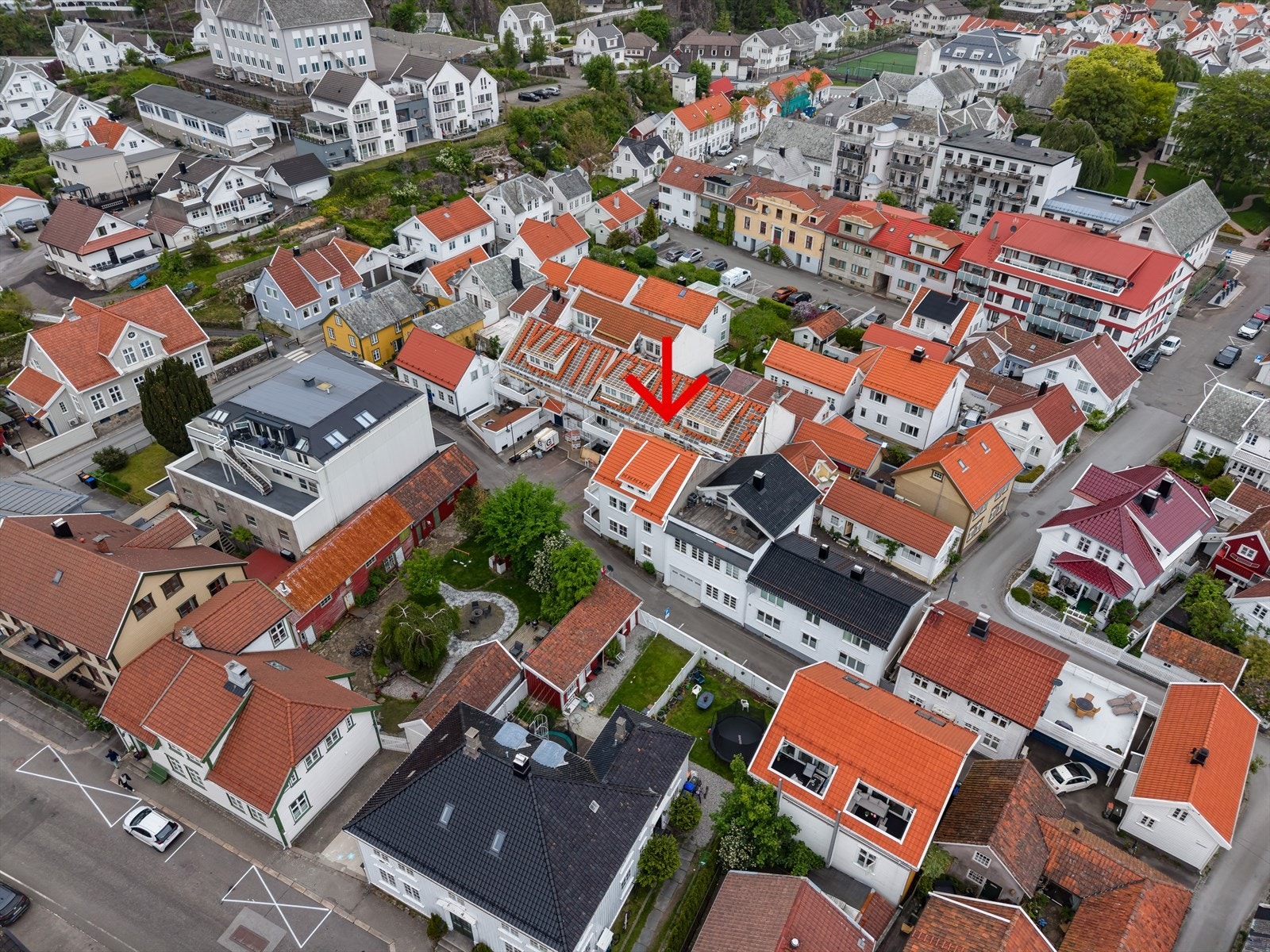 Leiligheten ligger tilbaketrukket i rolige omgivelser blant sjarmerende hvit trehusbebyggelse, midt i Flekkefjord sentrum. Galleribilde