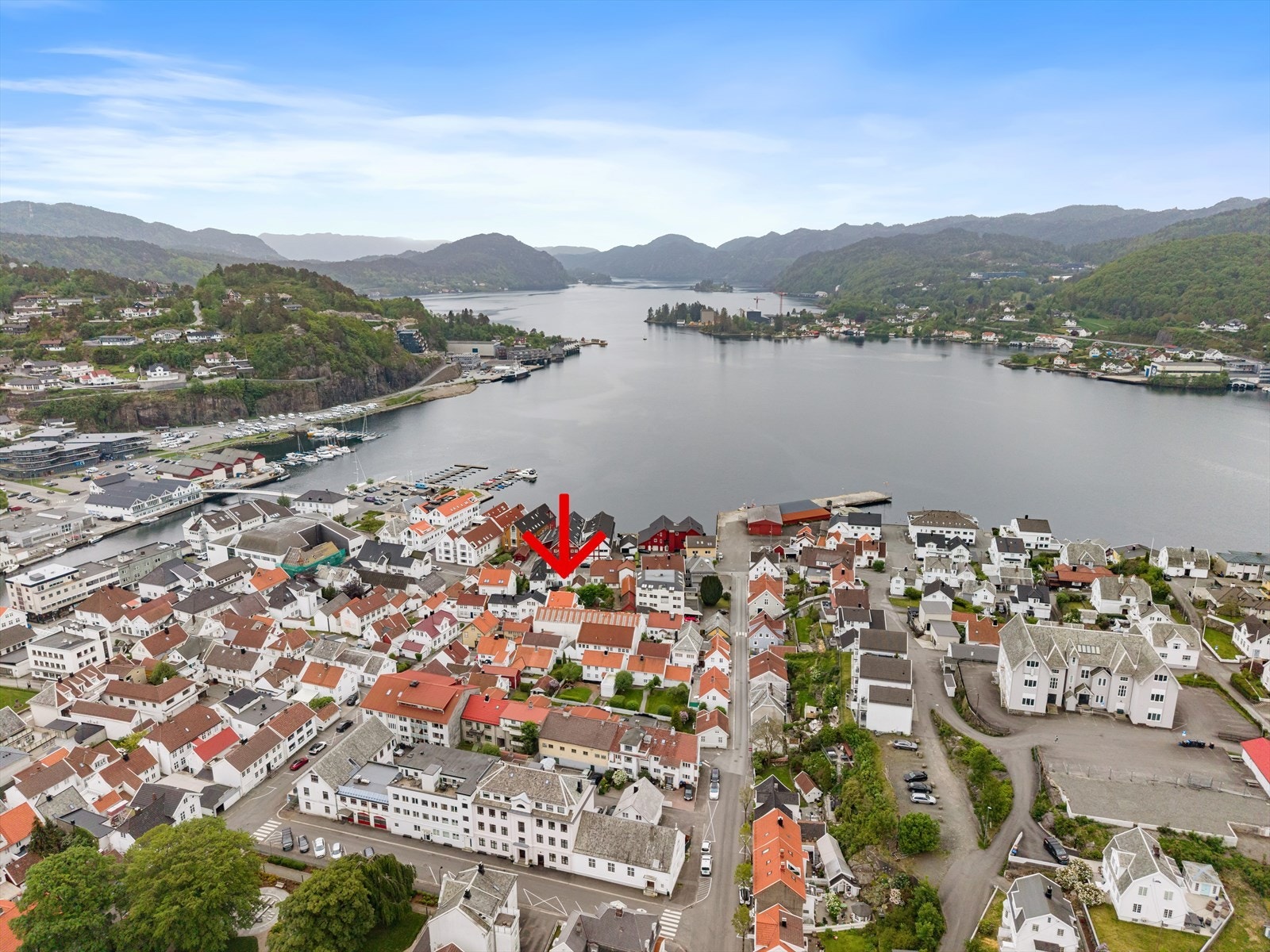 Kort gangavstand til kaféer, bakeri, butikker, restauranter, utesteder og bystrand - alt ligger til rette for å nyte det gode liv. Galleribilde