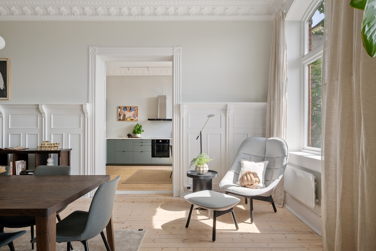 Velkommen til en eksklusiv og gjennomgående selveierleilighet med attraktiv, skjermet beliggenhet på Frogner. Galleribilde