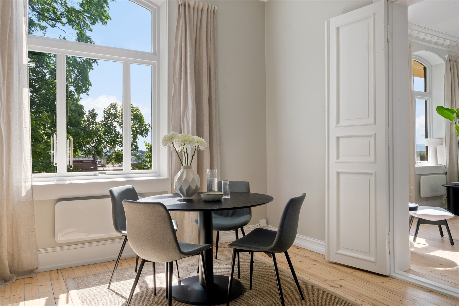 På kjøkkenet er det plass til å innrede med et mindre spisebord - den perfekte plassen for å nyte frokosten eller morgenkaffen. Galleribilde