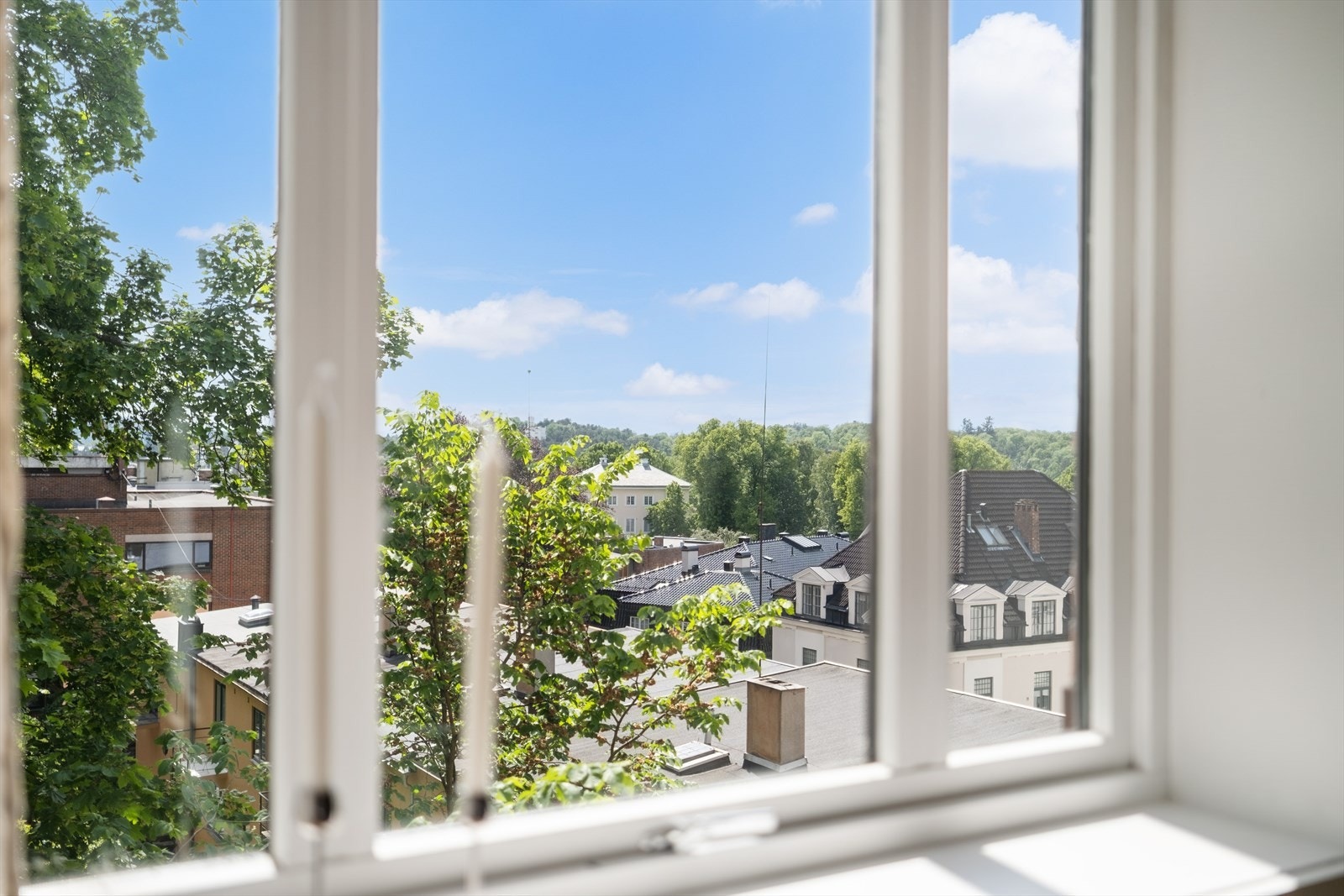 De store vindusflatene slipper inn rikelig med dagslys gjennom hele dagen og skaper en lys og luftig atmosfære. Galleribilde