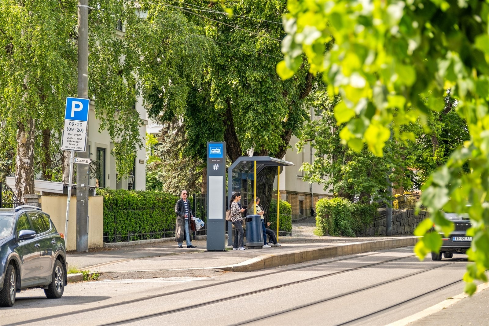 Kollektivtilbudet i området består av buss og trikk. Galleribilde