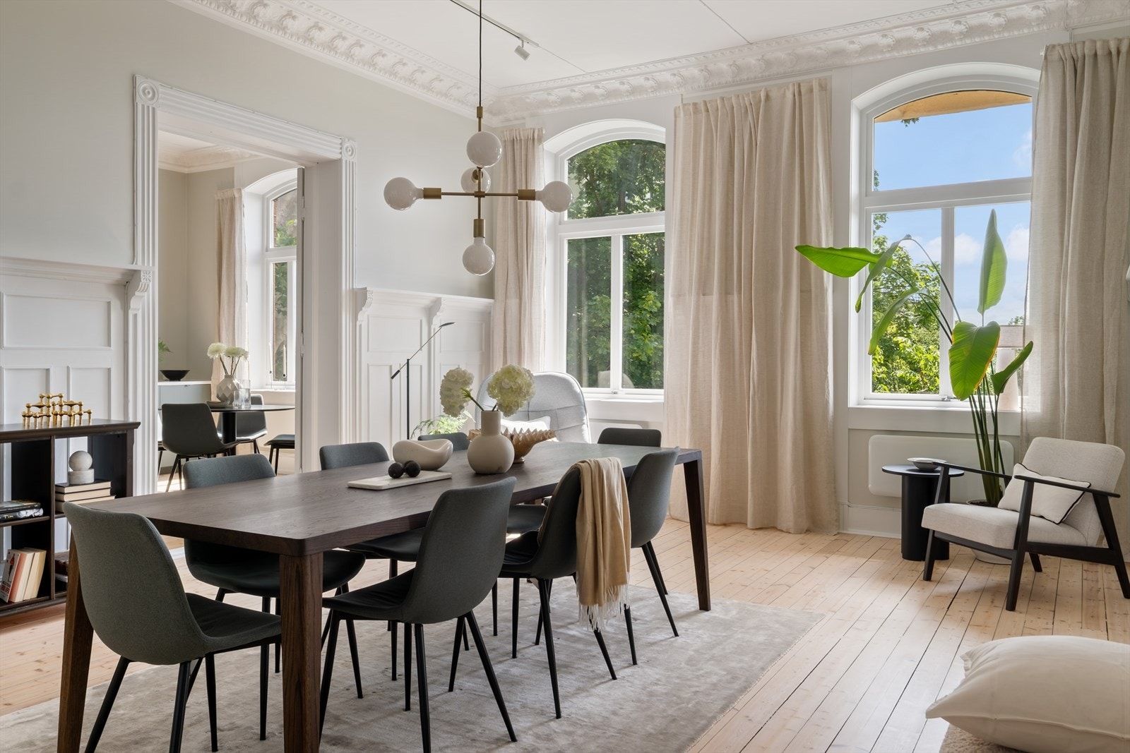 Boligen har en fantastisk spisestue, fint beliggende mellom kjøkken og dagligstue. Galleribilde
