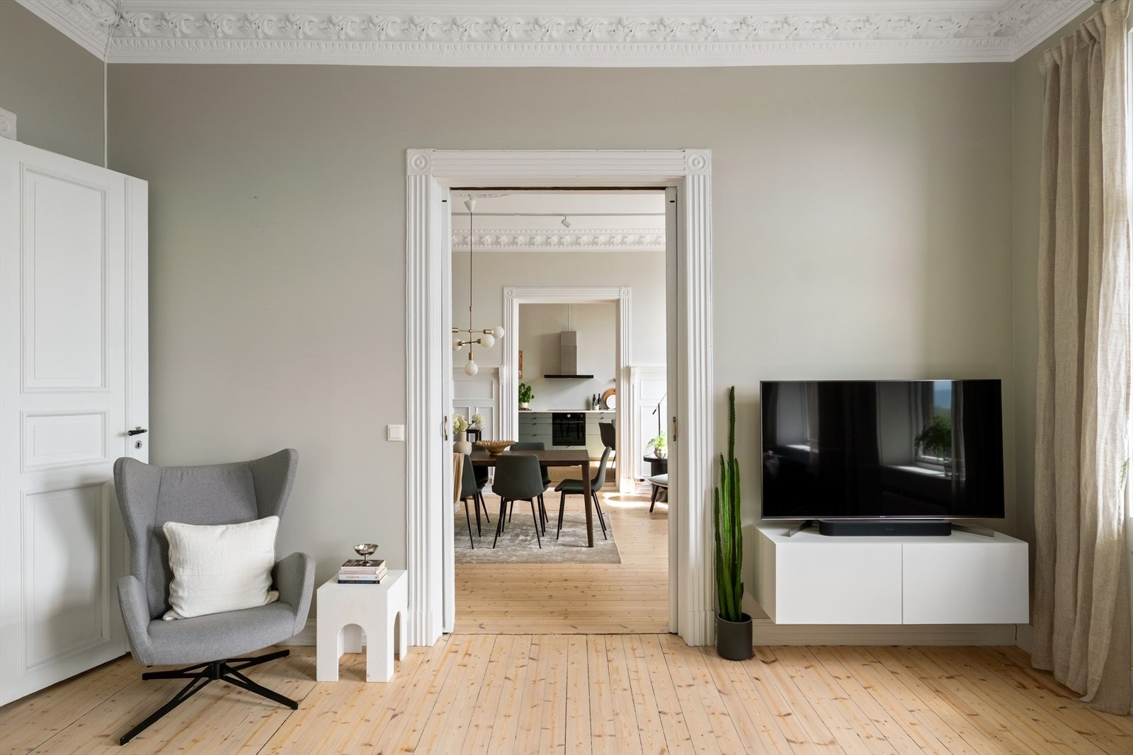 De store oppholdsrommene er perfekte for både hverdagsliv og sosiale sammenkomster. Det er doble skyvedører mellom dagligstue og spisestue. Galleribilde