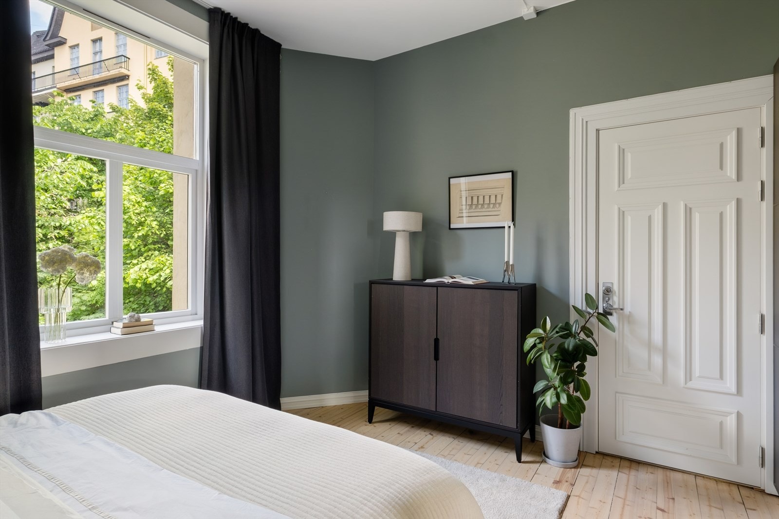 Morgensolen kommer inn gjennom soveromsvinduene fra tidlig morgen og gir en behagelig start på dagen. Samtidig er soverommene skjermet for den sterkeste ettermiddagssolen, noe som skaper et svalt og behagelig inneklima. Galleribilde