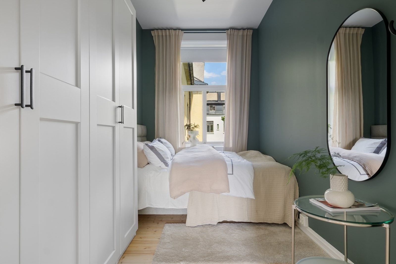 Det andre soverommet har også plass til dobbeltseng, og har god plass til oppbevaring i stort garderobeskap. Galleribilde