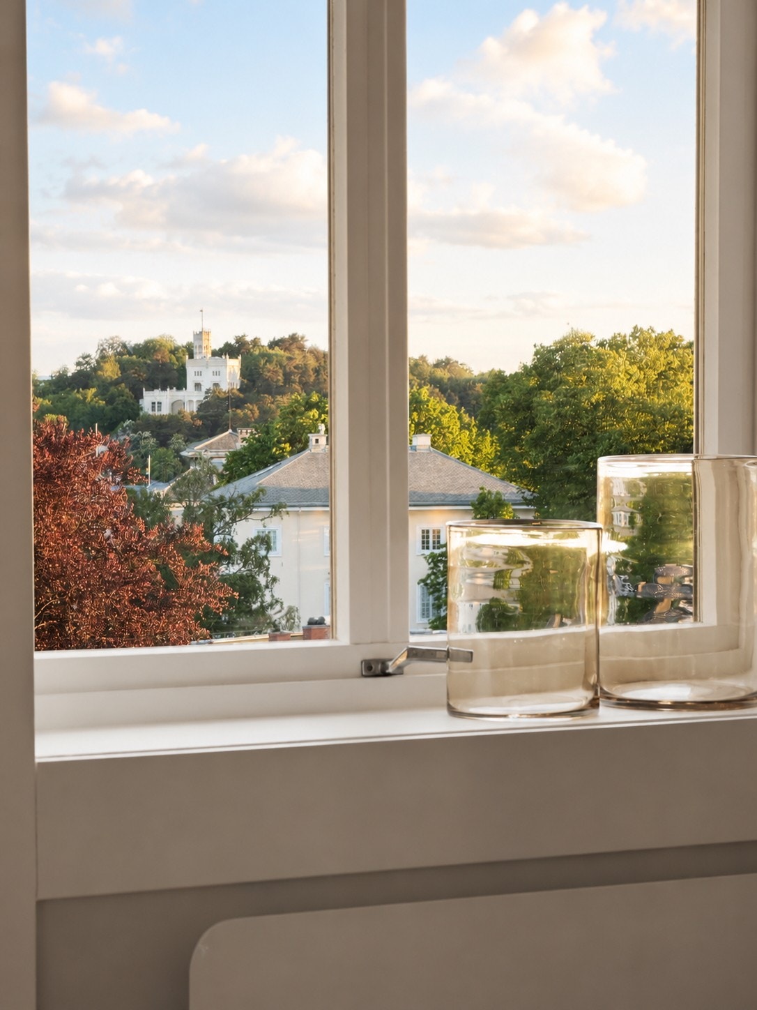Her bor du høyt og fritt, med kjøkken, stue og spisestue uten innsyn fra gjenboere, som gir en sjelden grad av privatliv midt på Frogner. Galleribilde