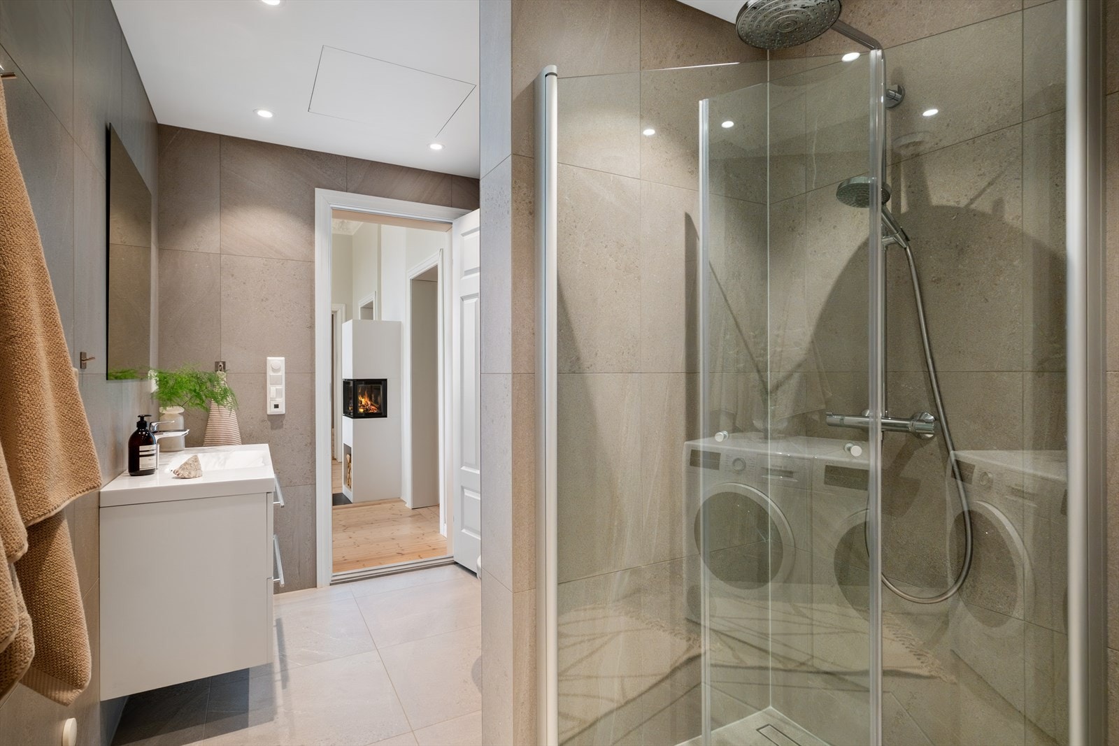 Blandebatteri og dusjarmatur er fra Hansgrohe. Galleribilde