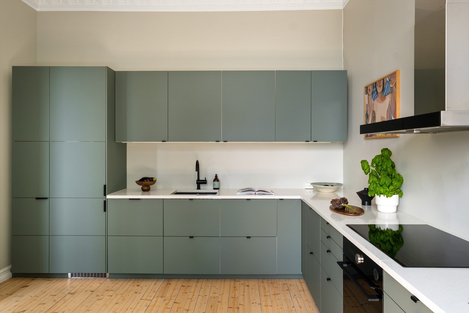 Kjøkkenet har bred koketopp og ventilator fra IKEA, samt integrerte hvitevarer med oppvaskmaskin fra Electrolux og kjøleskap og stekeovn fra IKEA. Galleribilde
