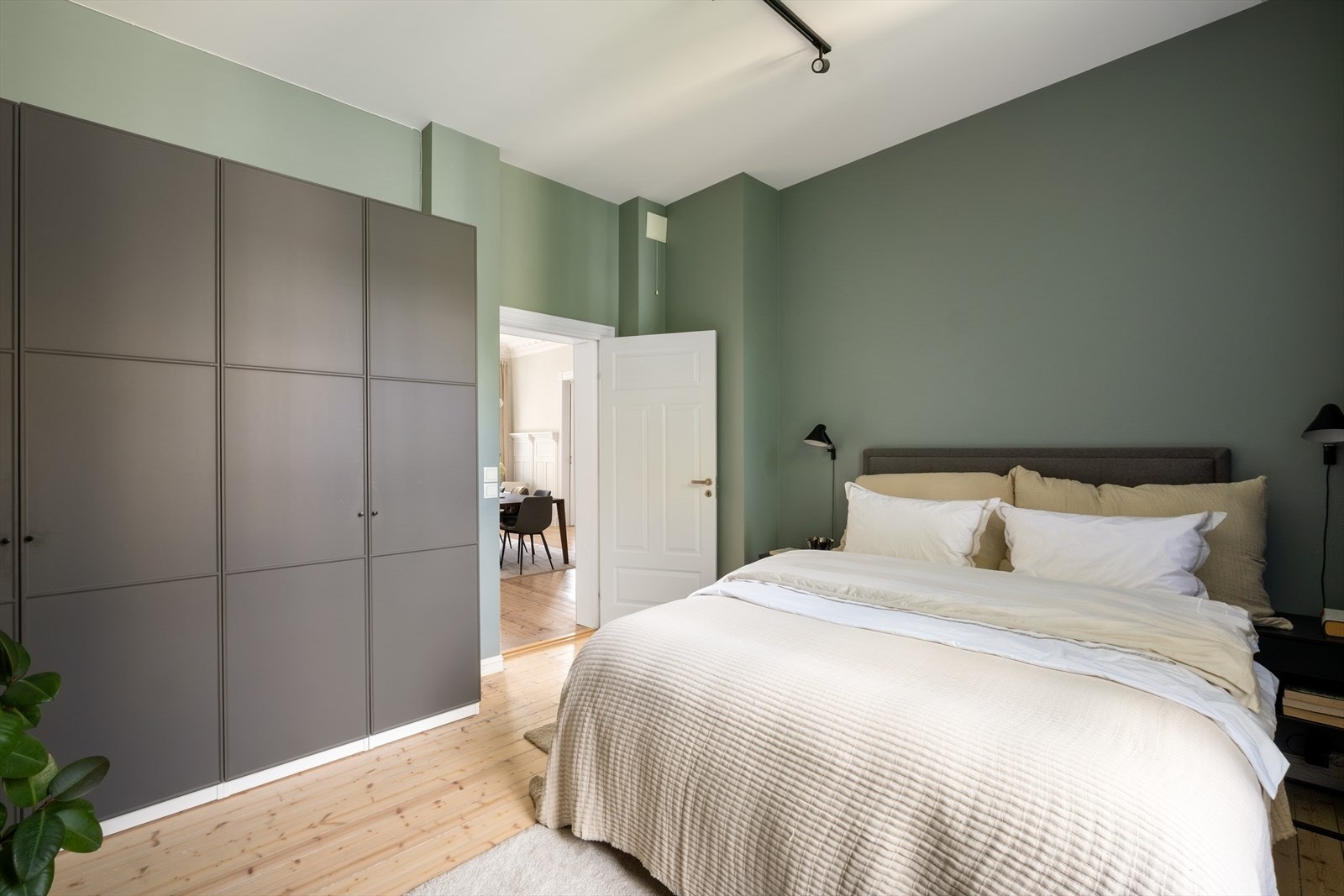 Hovedsoverommet har god plass til dobbeltseng, tilhørende møblement og god plass til klær i stor garderobe. Galleribilde