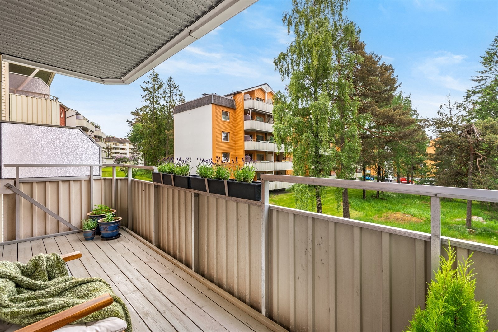 Utgang fra stuen til en balkong på 10 m² med gode solforhold hele dagen. Galleribilde