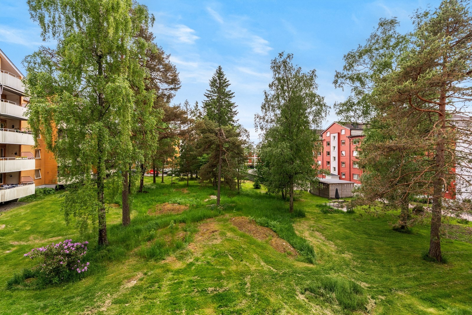 Balkongen er solrik og har flott utsyn mot borettslagets velstelte felles grøntarealer. Galleribilde