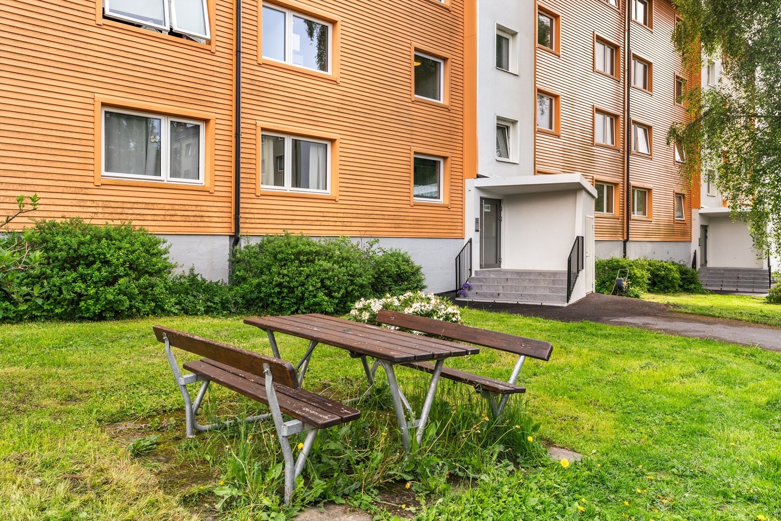 Området er pent opparbeidet med sittebenker og flere lekeplasser fordelt rundt i borettslaget, noe som bidrar til et trygt og trivelig bomiljø. Galleribilde