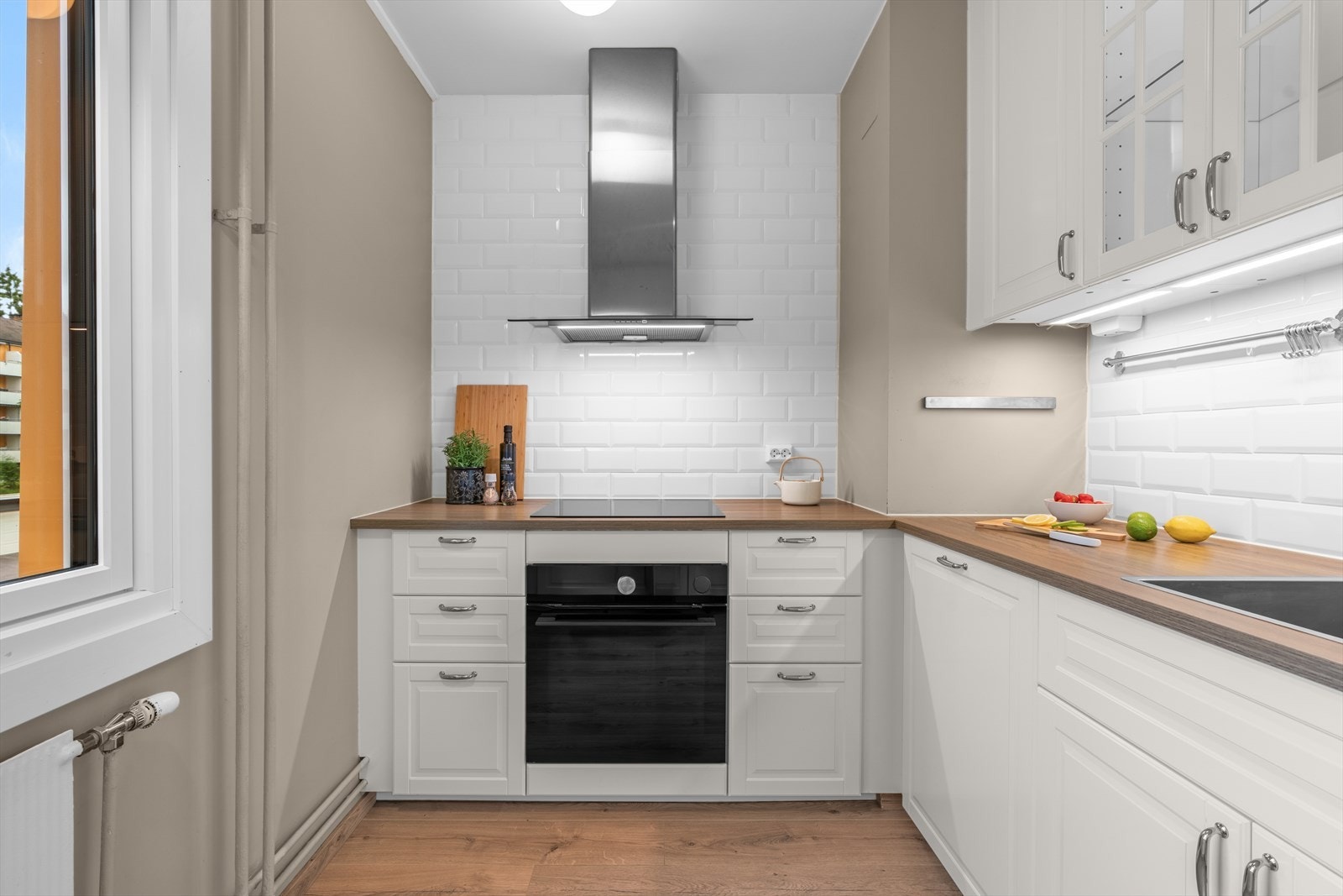 Kjøkkenet er innredet med profilerte fronter og laminat benkeplate. Automatisk lekkasjestopper er montert for ekstra sikkerhet. Galleribilde