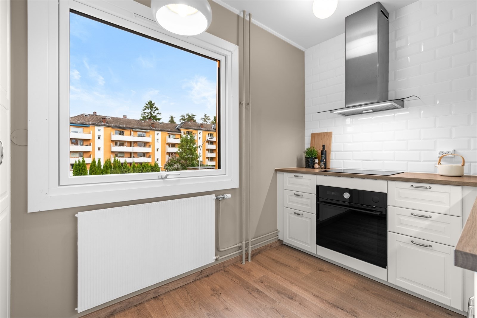 Kjøkkenet ligger adskilt og har IKEA kjøkkeninnredning fra 2019. Galleribilde