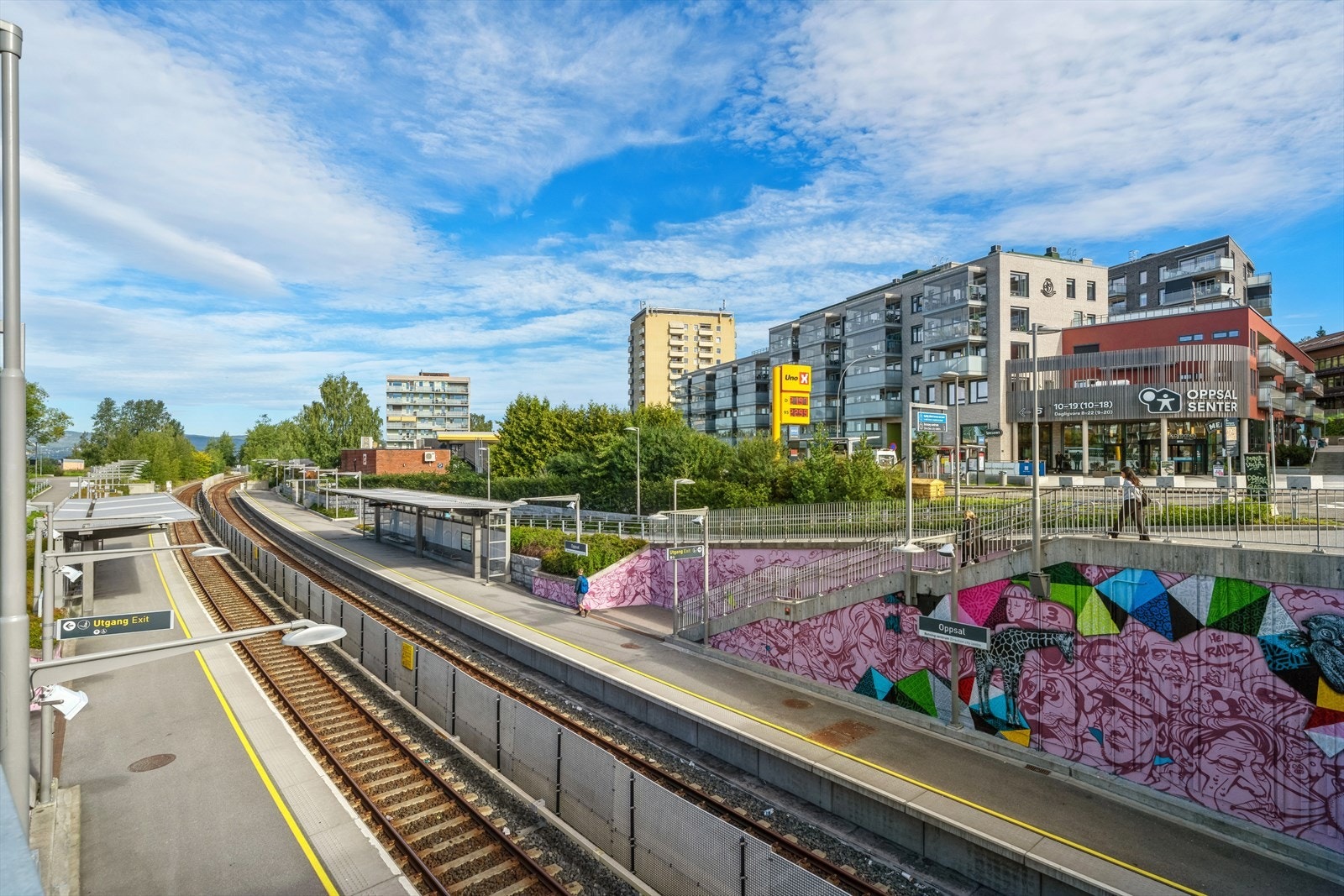 Kun 12 minutters gange til Oppsal t-bane, banen tar deg til Oslo Sentrum på ca. 15 minutter. Galleribilde