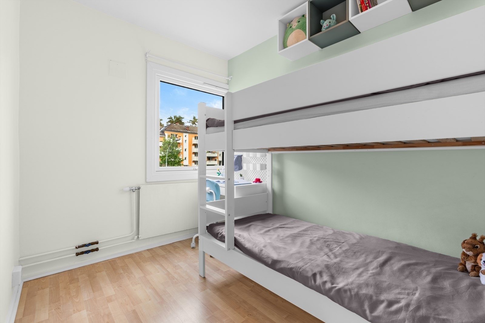 Det minste soverommet ligger svalt mot øst, passer ypperlig som barnerom, gjesterom eller kontor. Galleribilde