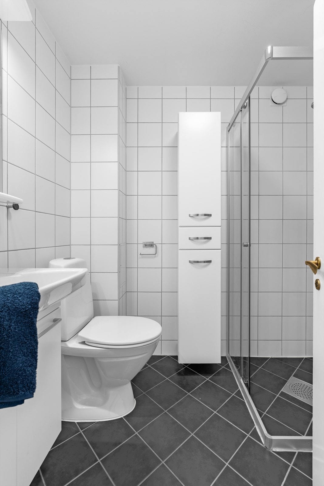 Flislagt baderom med behagelig gulvvarme. Baderomsrehabiliteringen ble avsluttet i 2009/10 og omhandlet skifte av rør og sluk. Opplegg til vaskemaskin. Galleribilde