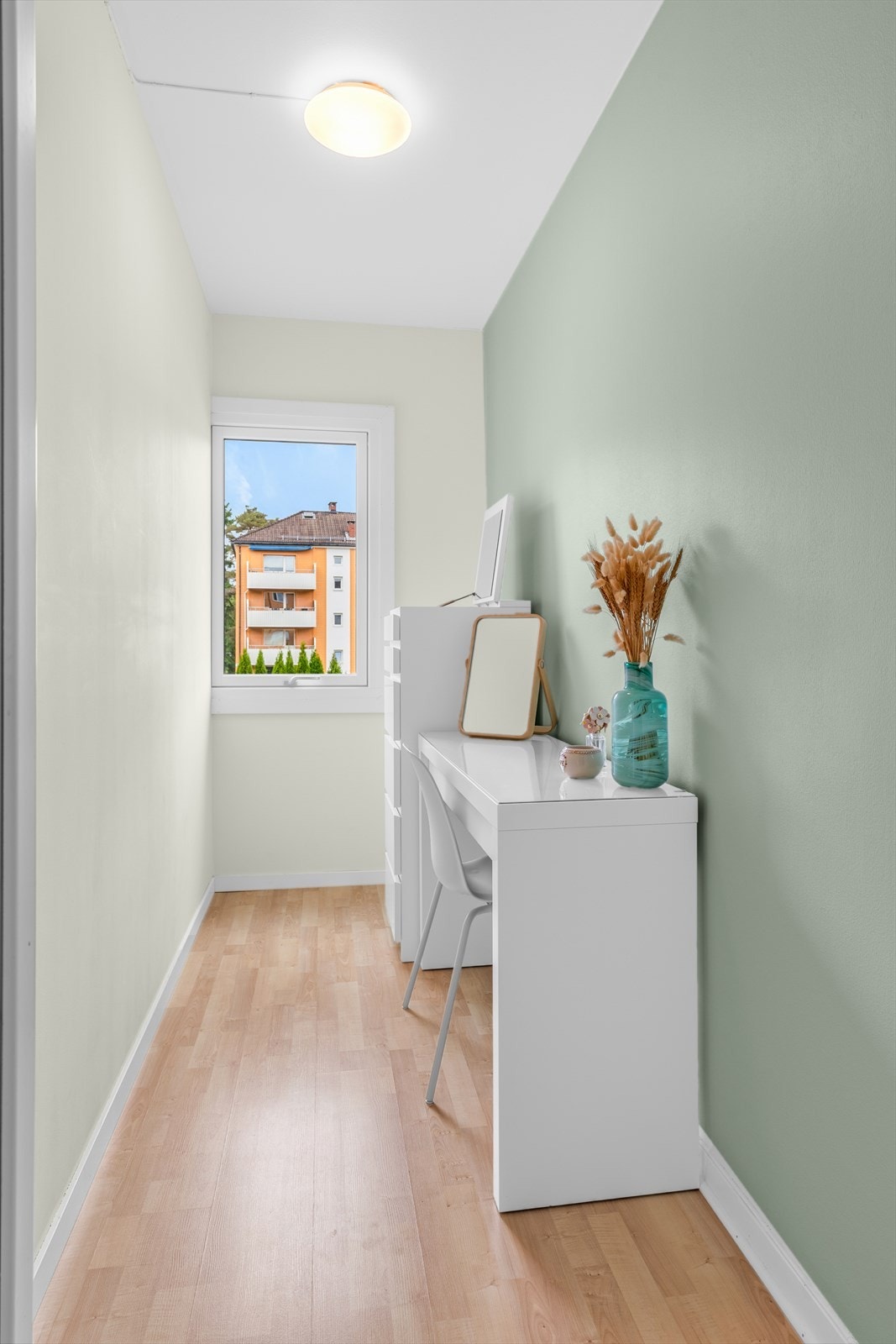 Innredet rom som kan benyttes som bl. a. kontor eller walk-in garderobe. Galleribilde