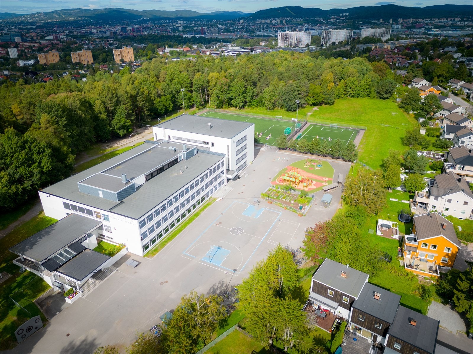Kort avstand til Oppsal, Trasop og Godlia skole (bilde) og umiddelbar nærhet til Fuglemyra barnehage Galleribilde